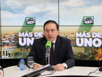 Jos&eacute; Manuel Albares, ministro de Exteriores, en los estudios de Onda Cero