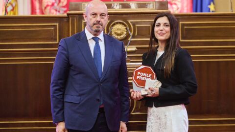 Ainhoa Aparicio Gómez, viuda de Dámaso Guillén López, ha recogido el premio de manos del presidente del Senado, Pedro Rollán. Ainhoa Aparicio Gómez, viuda de Dámaso Guillén López, ha recogido el premio de manos del presidente del Senado, Pedro Rollán.