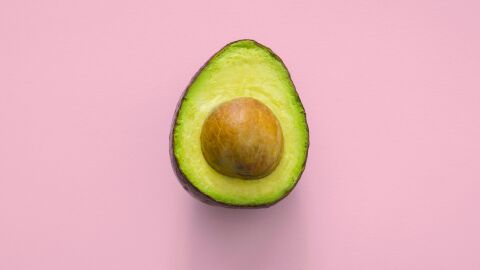 Aguacate Aguacate en fondo rosa