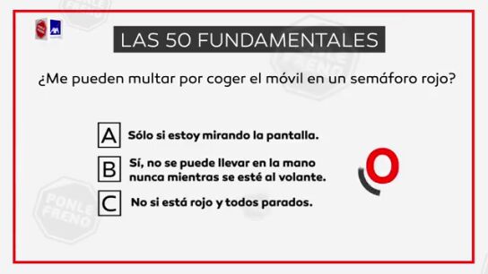 ¿Me pueden multar por tener en la mano el móvil en un semáforo? ¿Me pueden multar por tener en la mano el móvil en un semáforo?