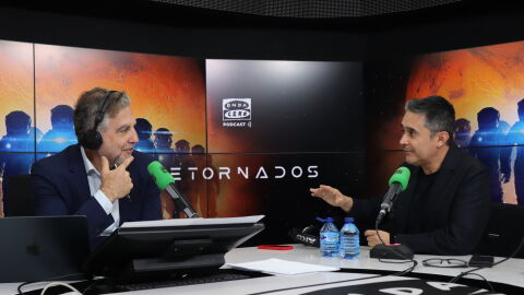 Julio Rojas, guionista y director de 'Retornados', con Carlos Alsina