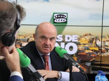 Luis de Guindos, con Carlos Alsina en ‘Más de uno’: “Ya se empieza a ver ofertas de créditos más baratas. Las hipotecas que se van renovando van a ser más baratas”