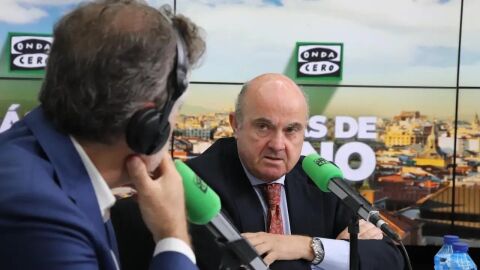 Luis de Guindos, con Carlos Alsina en ‘Más de uno’: “Ya se empieza a ver ofertas de créditos más baratas. Las hipotecas que se van renovando van a ser más baratas”