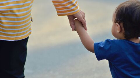 madre con bebé de la mano