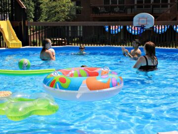 Niños jugando en una piscina