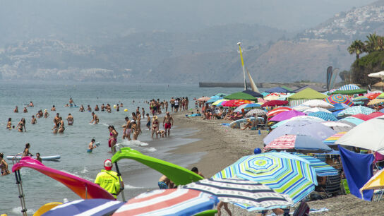 Personas disfrutan del último domingo de julio en la playa. Personas disfrutan del último domingo de julio en la playa.