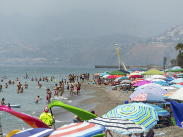 Personas disfrutan del último domingo de julio en la playa.