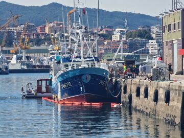 Pesca.- Un palangrero escorado en el puerto de Vigo necesita ser remolcado para recuperar la estabilidad