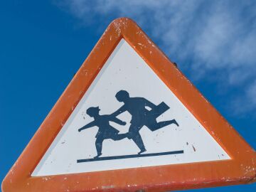 Vecinos del municipio madrile&ntilde;o de Villaviciosa de Od&oacute;n se unen para denunciar la inseguridad vial en una calle pr&oacute;xima a un colegio