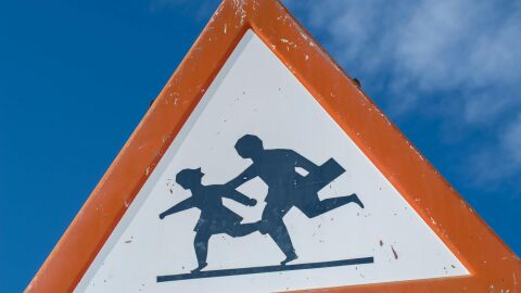 Vecinos del municipio madrileño de Villaviciosa de Odón se unen para denunciar la inseguridad vial en una calle próxima a un colegio Vecinos del municipio madrileño de Villaviciosa de Odón se unen para denunciar la inseguridad vial en una calle próxima a un colegio