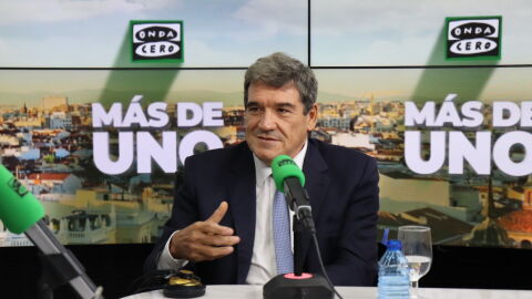 El gobernador del Banco de Espa&ntilde;a, Jos&eacute; Luis Escriv&aacute;, en el estudio de M&aacute;s de uno/ Ver&oacute;nica del Castillo