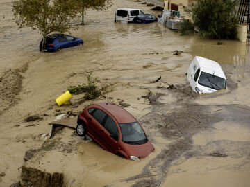 Estado en el que ha quedado los coches en &Aacute;lora tras el desborde del r&iacute;o Guadalhorce debido a las lluvias torrenciales por el paso de la DANA