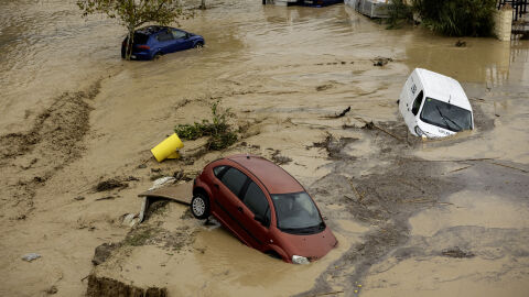 Estado en el que ha quedado los coches en Álora tras el desborde del río Guadalhorce debido a las lluvias torrenciales por el paso de la DANA