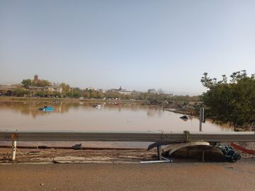 Inundaciones y coches volcados en Requena