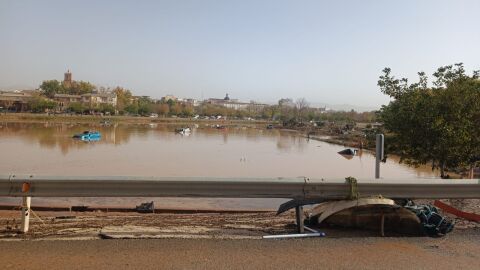 Inundaciones y coches volcados en Requena