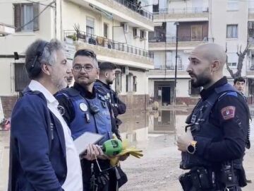 Carlos Alsina habla con las fuerzas de seguridad desplegadas en Valencia por la Dana