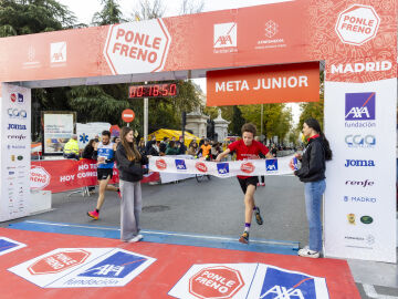Uno de los ganadores de la Ponle Freno Madrid 2024, cruzando la meta
