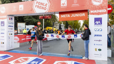 Uno de los ganadores de la Ponle Freno Madrid 2024, cruzando la meta