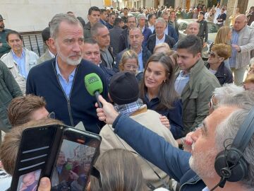 Carlos Alsina conversa en exclusiva con S. M. los Reyes en Chiva, zona cero de la DANA