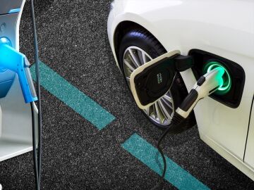 Imagen de archivo cargando un coche el&eacute;ctrico.