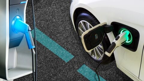 Imagen de archivo cargando un coche el&eacute;ctrico.