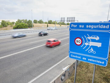 Un cartel que indica un radar de prohibici&oacute;n de circular a m&aacute;s de 90 kil&oacute;metros por hora en la autov&iacute;a A-3, a 30 de agosto de 2024, en Madrid (Espa&ntilde;a)