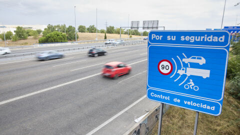 Un cartel que indica un radar de prohibición de circular a más de 90 kilómetros por hora en la autovía A-3, a 30 de agosto de 2024, en Madrid (España)