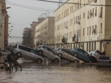 Veh&iacute;culos destrozados tras el paso de la DANA por el barrio de La Torre de Valencia, a 30 de octubre de 2024, en Valencia