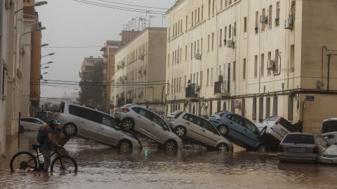 Veh&iacute;culos destrozados tras el paso de la DANA por el barrio de La Torre de Valencia, a 30 de octubre de 2024, en Valencia