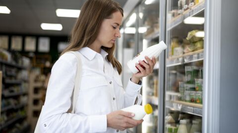 Comer con seguridad empieza en la etiqueta: claves para personas alérgicas