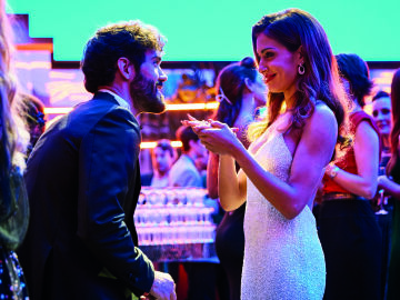 Oliver, el hijo de Nicole, pide matrimonio a Eva, en el sexto capítulo de ‘Eva & Nicole’, la serie española más vista del Prime Time
