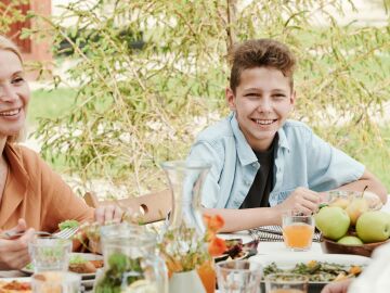 Un estudio revela que los hijos adoptan mejores hábitos alimentarios si sus padres comieron sano en su adolescencia Un estudio revela que los hijos adoptan mejores hábitos alimentarios si sus padres comieron sano en su adolescencia