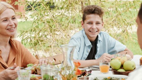 Un estudio revela que los hijos adoptan mejores hábitos alimentarios si sus padres comieron sano en su adolescencia
