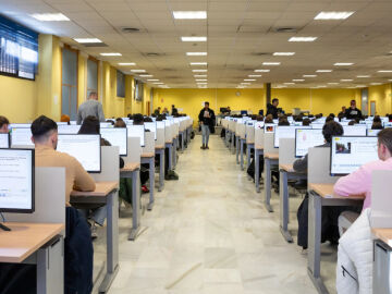 Examen te&oacute;rico en la sede de la Direcci&oacute;n General de Tr&aacute;fico