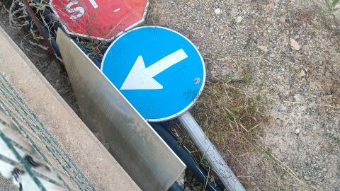 Señales caídas a la salida de un parking