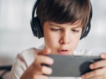 ¿Importa la edad a la que recibimos el primer smartphone?