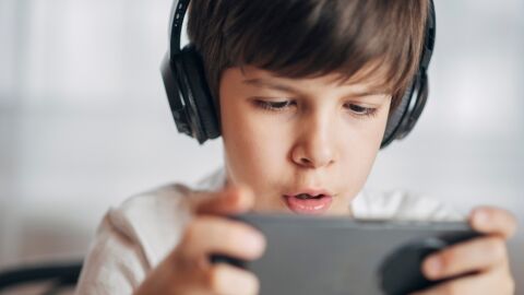 ¿Importa la edad a la que recibimos el primer smartphone?