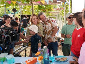 Finaliza el rodaje de ‘Tres de más’, la nueva comedia de Mar Olid protagonizada por Kira Miró y Salva Reina