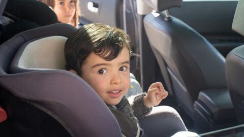 Niño en una silla adaptada para el coche