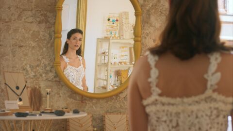 Amanda y César afrontan su boda entre dudas y venganzas, mañana jueves en 'La Encrucijada', líder y la serie española más vista del prime time