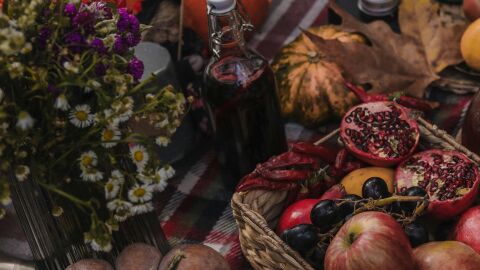Mesa con productos de la temporada de otoño
