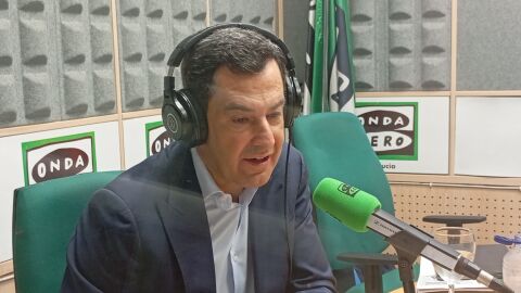 Juanma Moreno, presidente de la junta de Andalucía, en el estudio de Onda Cero/ Miguel Cala 