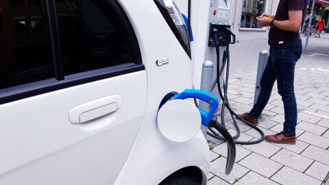 Coche eléctrico en un punto de carga