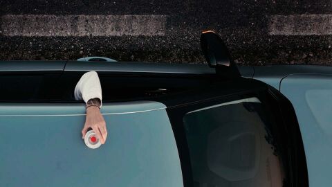 Se debe situar en la parte superior del coche Se debe situar en la parte superior del coche