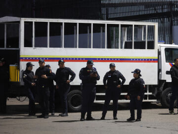 Integrantes de la Polic&iacute;a Nacional Bolivariana custodian el frente de El Helicoide este jueves, en Caracas (Venezuela).