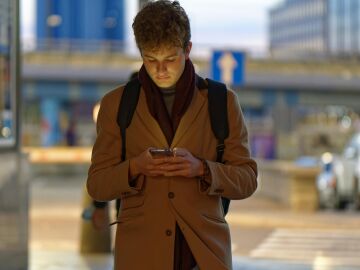 La DGT lanza una campa&ntilde;a clara; uno de cada tres peatones arriesga su vida al cruzar distra&iacute;do por el tel&eacute;fono