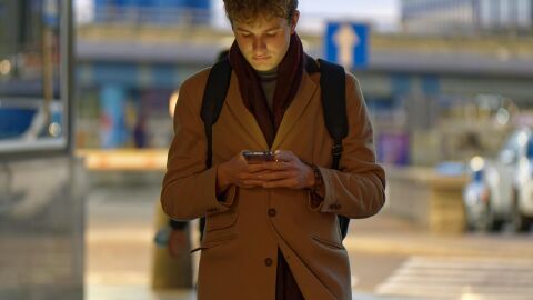 La DGT lanza una campa&ntilde;a clara; uno de cada tres peatones arriesga su vida al cruzar distra&iacute;do por el tel&eacute;fono