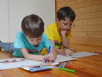 Un estudio revelador nos asegura que jugar al aire libre reduce a la mitad el riesgo de sufrir miop&iacute;a infantil
