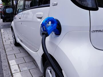 Las ventas de coches el&eacute;ctricos se acercan al 30 % en un contexto de riesgo en el estrecho de Ormuz