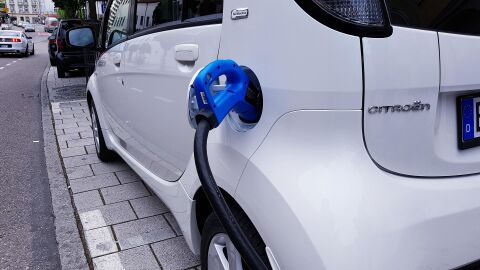 Las ventas de coches el&eacute;ctricos se acercan al 30 % en un contexto de riesgo en el estrecho de Ormuz